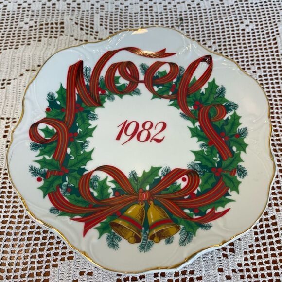 Vintage Christmas wreath plate || Christmas plate || NOEL 1982’ plate || JAPAN - Picture 3 of 9